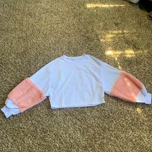 Cropped white sweatshirt w pink fur sleeve detail